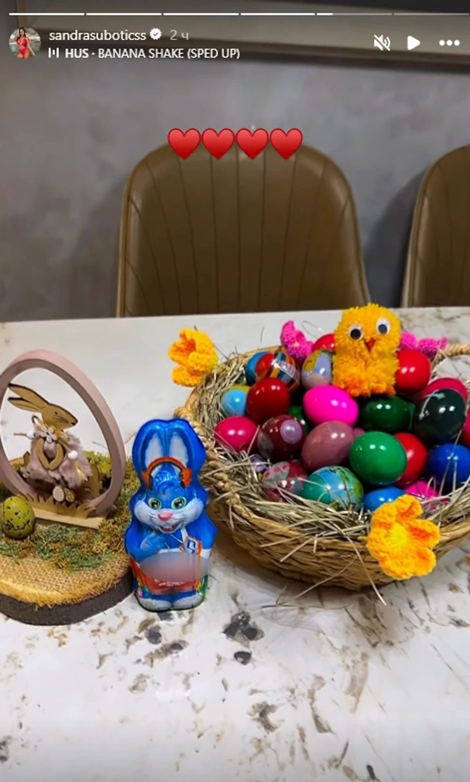 Žuto pile, zec i jaja u svim mogućim bojama: Aleksandra pokazala trpezu