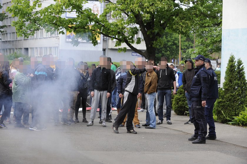 Zamieszki pod komisariatem przy ul. Trzemeskiej we Wrocławiu 