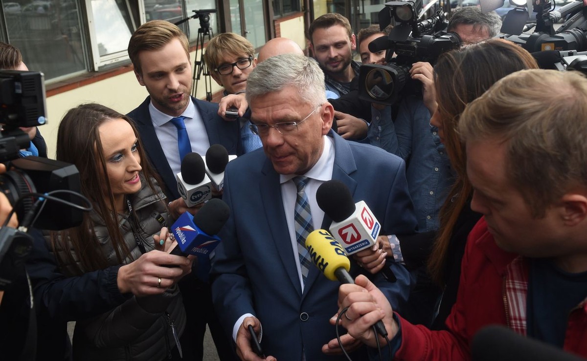 Na pytanie, czy PiS chce ocieplenia relacji z prezydentem, Karczewski podkreślił, że są jedną drużyną. "Pochodzimy z jednej formacji politycznej, jesteśmy i kolegami, ale przede wszystkim mamy takie same poglądy"