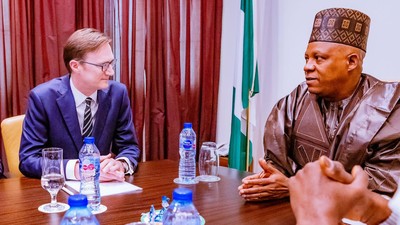Nigeriás Vice President, Kashim Shettima and the British High Commissioner to Nigeria, Richard Montgomery. [Presidency]
