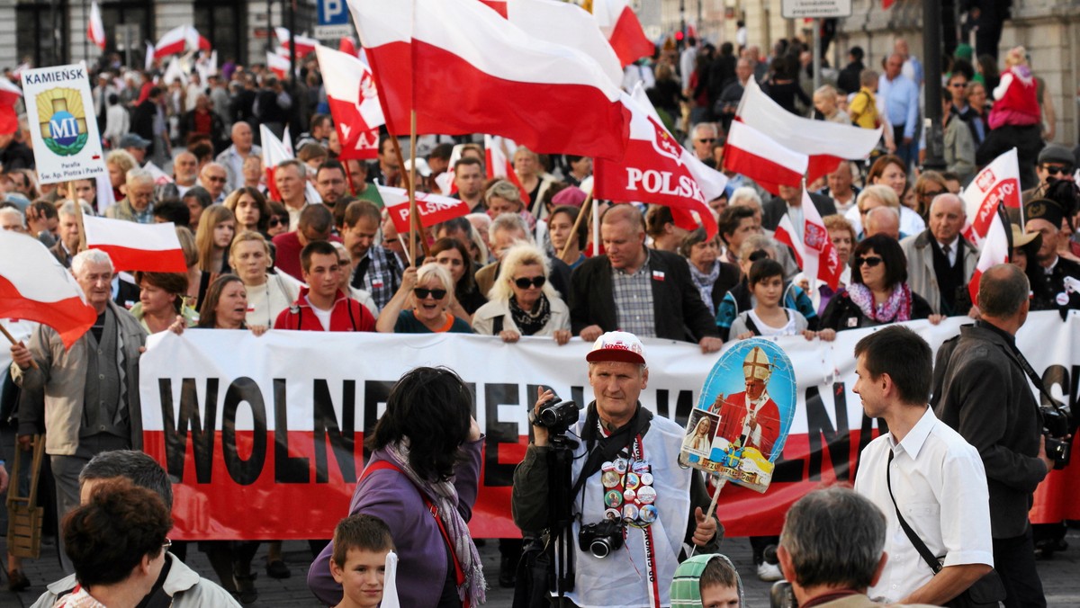 W miniony weekend w Warszawie odbył się marsz "Obudź się Polsko", głównie w obronie TV Trwam. Tymczasem pojawiają się zapowiedzi Marszu Niepodległości na 11 listopada. Jego wstępna nazwa to "Odzyskajmy Polskę" - informuje Superstacja.