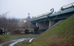 Śmiertelny wypadek w Pile, ciężarówka wpadła do rzeki. Do tragedii przyczynił się inny kierowca