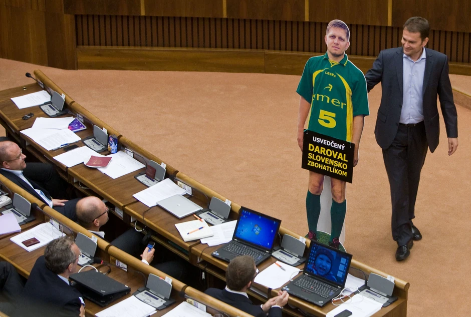 Matovič je poznat po tome što je postavio kartonsku figuru Roberta Fica u parlament