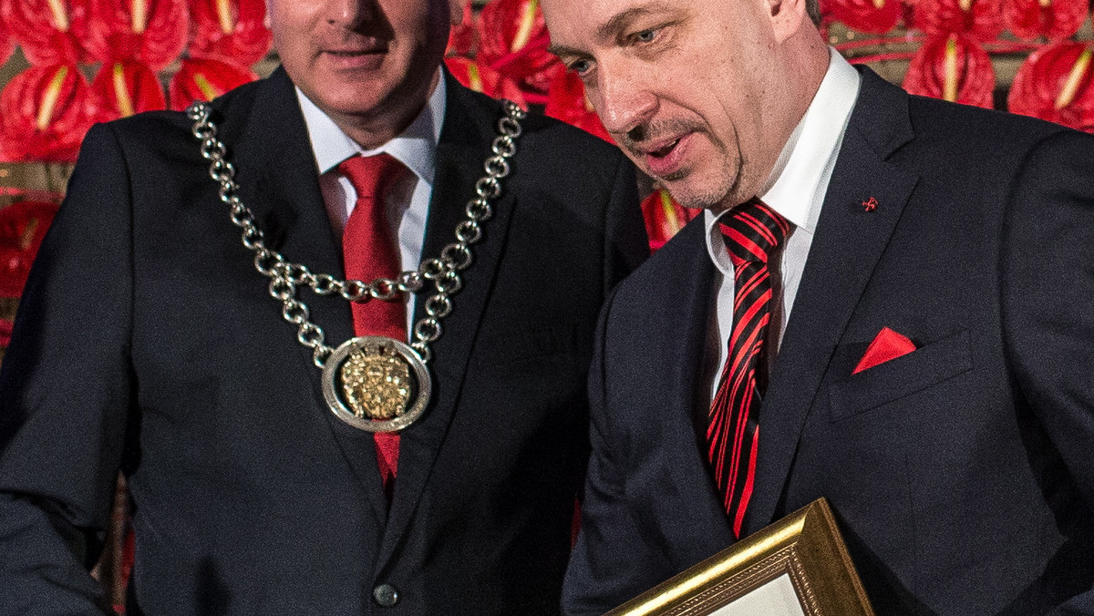Minister kultury i dziedzictwa narodowego Bogdan Zdrojewski otrzymał w poniedziałek tytuł Honorowego Obywatela Wrocławia. Wręczenie tytułu odbyło się podczas uroczystej sesji Rady Miasta w dniu święta Wrocławia.
