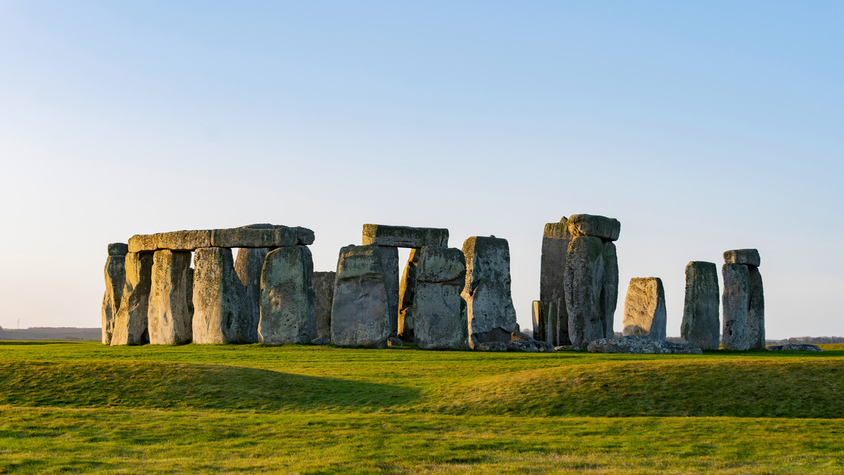 Zdaniem archeologów pracujących przy słynnym Stonehenge, starożytna budowla powstała setki lat wcześniej... w zupełnie innym miejscu - czytamy w "The Guaridan". Do takich wniosków przyczyniło się odkrycie pozostałości kamiennego kręgu w Walii, który ma wiele punktów wspólnych ze Stonehenge.