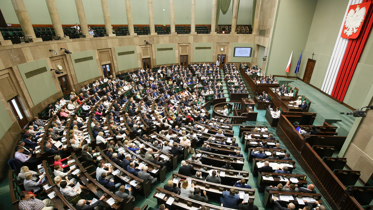 Sejm uchwalił nową ustawę o zgromadzeniach, która szczegółowo reguluje zasady organizowania zgromadzeń publicznych. Wprowadza dwa rodzaje zgromadzeń: marsze oraz zgromadzenia stacjonarne, zwoływane spontanicznie. Nie obyło się bez kontrowersji: według opozycji nowe prawo ograniczy swobody obywatelskie.