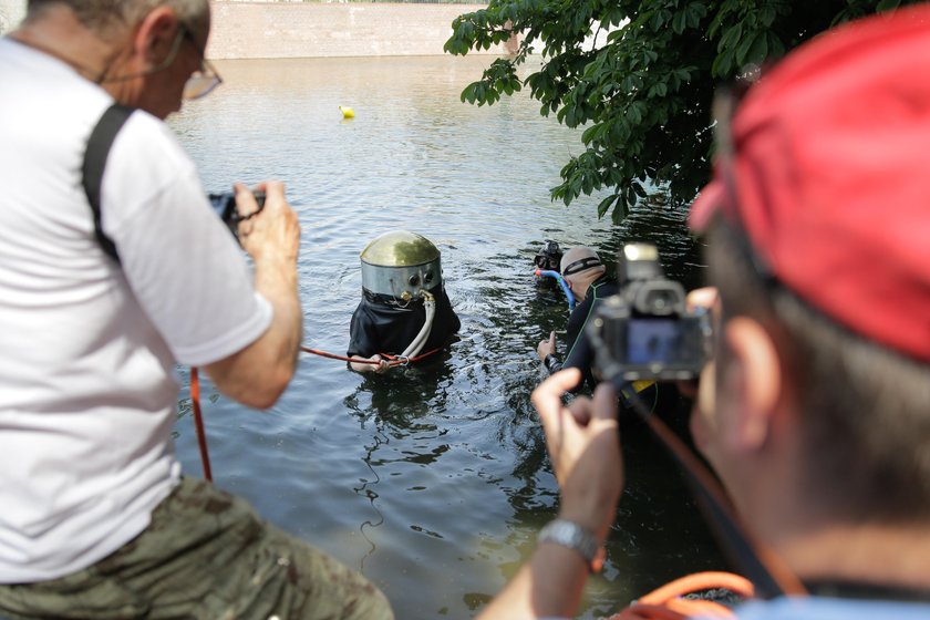 Skafander pozwalał schodzić na głębokość 3 metrów