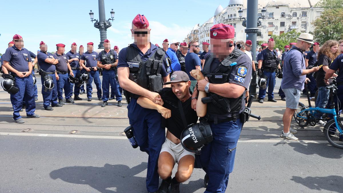 Ennyi embert büntettek meg a rendőrök a hétfői tüntetésen - Blikk