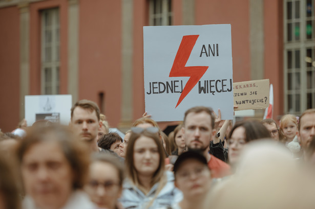 Protest "Ani Jednej Więcej'' w sprawie przepisów regulujących przerywanie ciąży