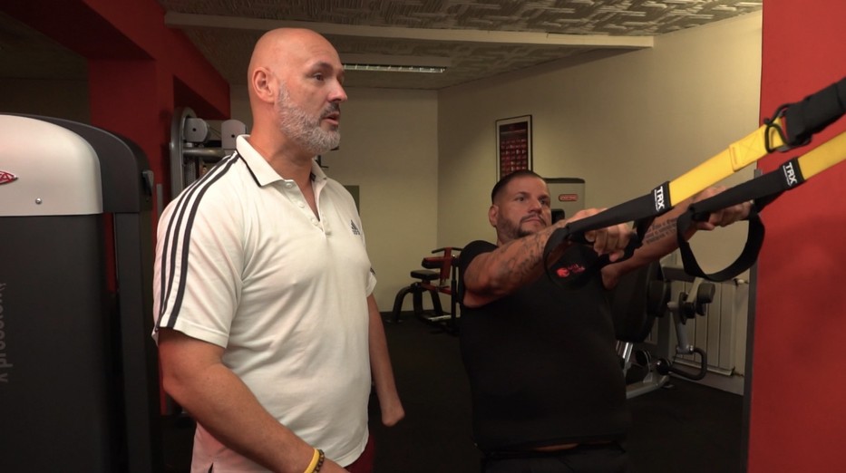A kánikula ellenére szorgalmasan jár edzeni, mert mindenképpen izmosabb akar lenni.