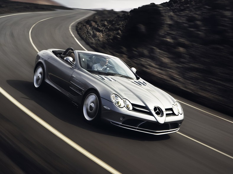 Mercedes-Benz SLR McLaren Roadster – kwiaty we włosach potargał wiatr...