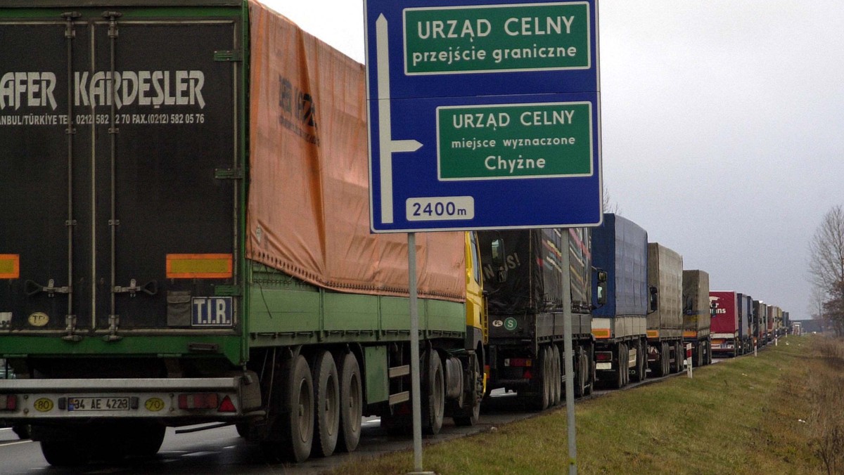 Słowaccy przewoźnicy wznowili we wtorek blokadę przejścia granicznego w Chyżnem. Przejazd na Słowacji zablokowany jest dla samochodów ciężarowych. Ruch samochodów osobowych odbywa się bez zakłóceń.