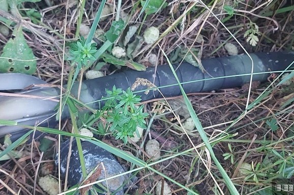 PRONAĐENE DVE RUČNE BOMBE, ARTILJERIJSKI PROJEKTILI I MINA Velika akcija u srcu Šumadije: Aktiviran čitav tim operativaca