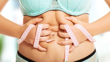 co jeść, żeby mieć płaski brzuch po 50-tce? dieta w czasie menopauzy. czego unikać