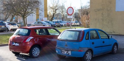 Samowolka kierowców na osiedlach. A straż miejska ma związane ręce!