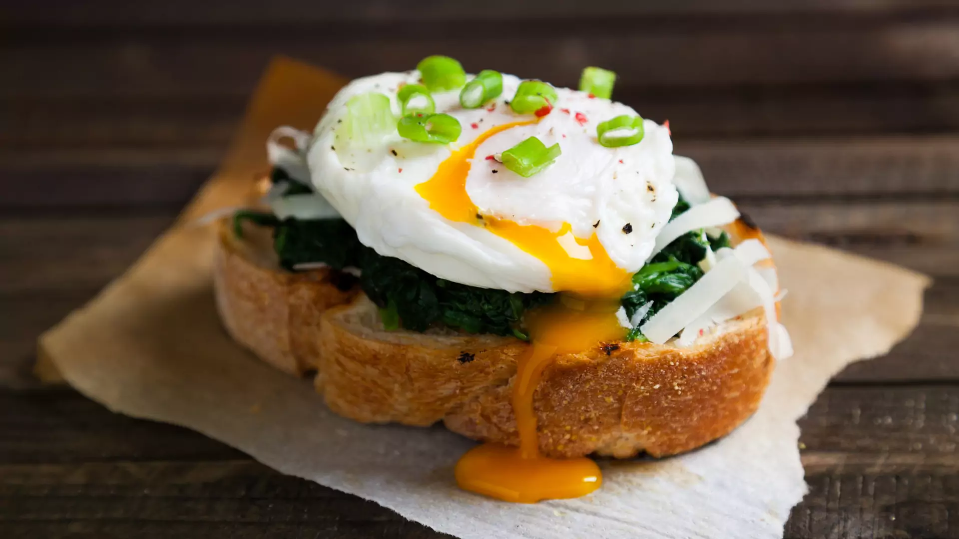 5 zasad gotowania jajka w koszulce [wcale nie potrzebujesz octu]. Będzie idealne!