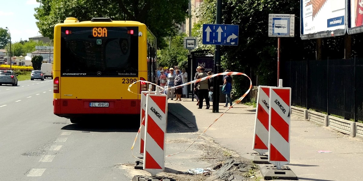 Zamiast naprawiać dziury Zarząd Dróg i Transportu stawia pachołki