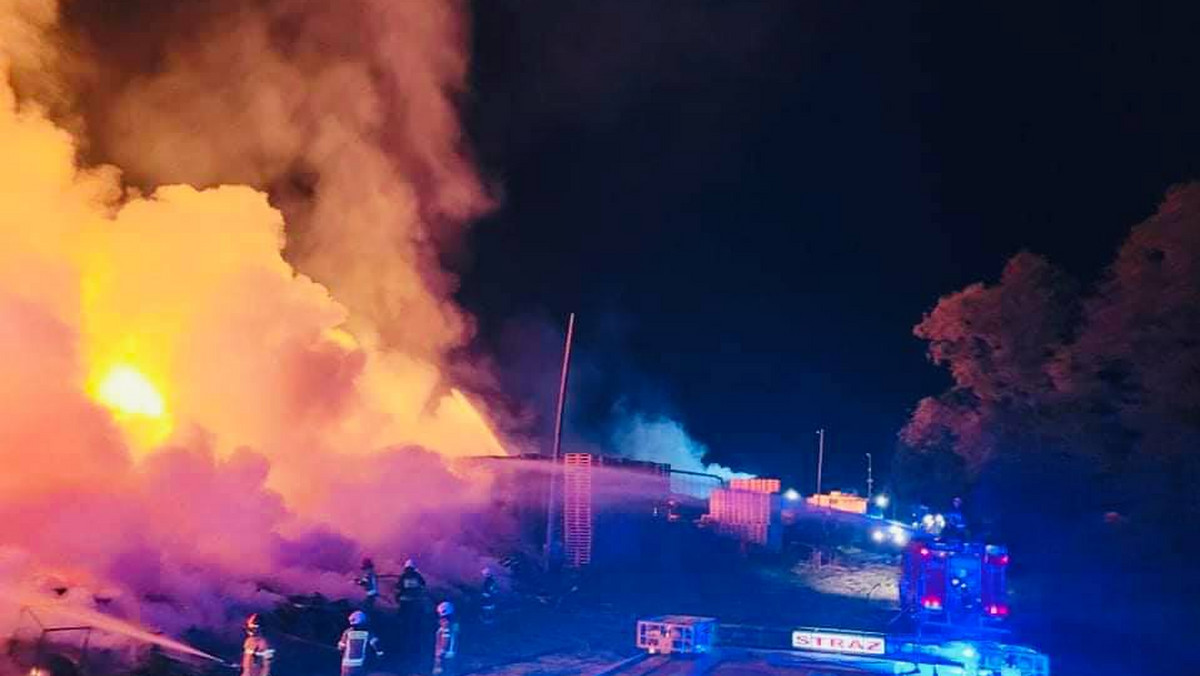 Poznań. Ogromny pożar w Muchach. Z ogniem walczy 160 strażaków