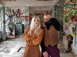 Daria Zawiałow torturuje Piotra Roguckiego. Zobacz teledysk do nagrania 'Na skróty'