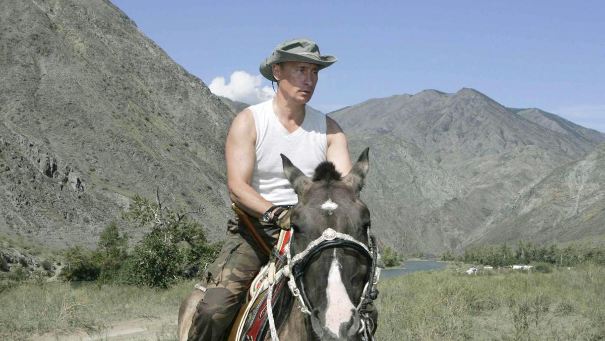 Prezydent Rosji Władimir Putin koń Putin konno