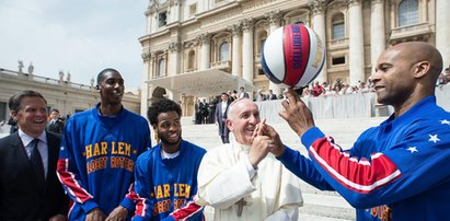 Papież Franciszek koszykarzem Harlem Globetrotters! ZOBACZ