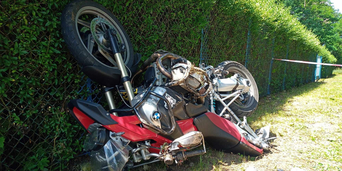 Motocyklista zderzył się z kią. 52-latek nie miał żadnych szans, zginął na miejscu. 