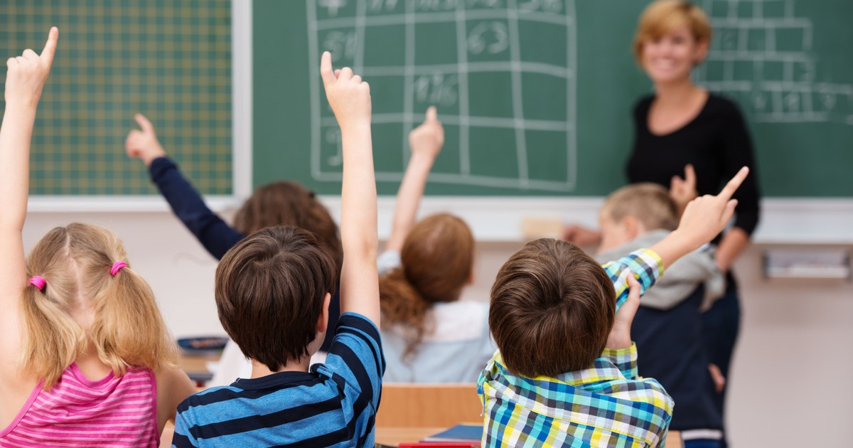 Zarobki dla nauczycieli z Polski jak marzenie. Ten kraj oferuje wsparcie, język i świadczenia