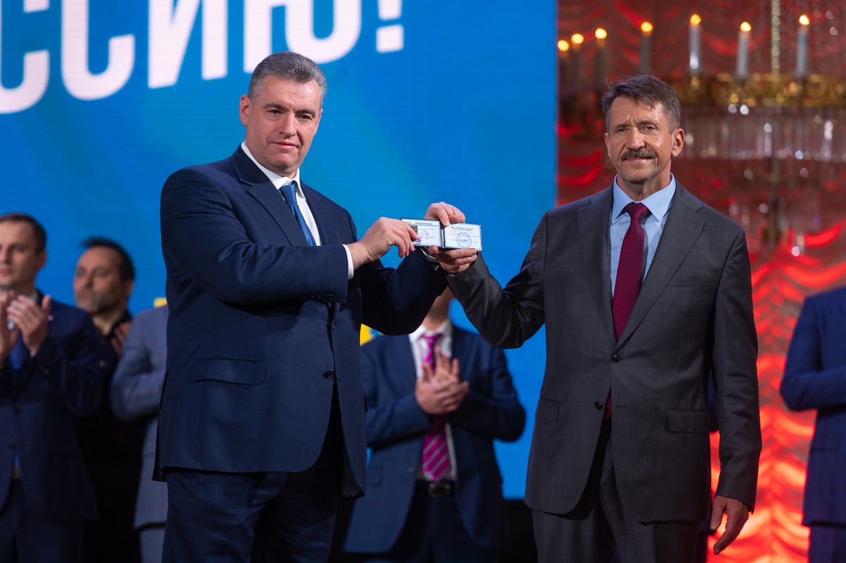 Wiktor But (z prawej) oficjalnie stał się rosyjskim politykiem, ale jak informuje WSJ, znów miał zamieszać się w handel bronią.