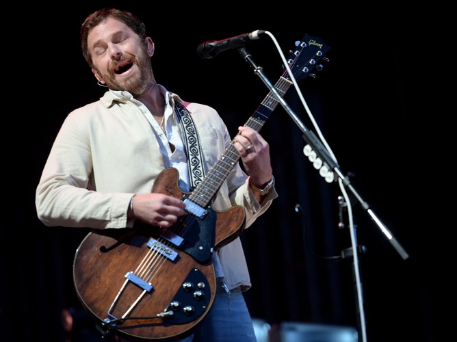 Na scenie lider amerykańskiej grupy Kings of Leon, Caleb Followill podczas koncertu w pierwszym dniu Orange Warsaw Festival 2017 w Warszawie