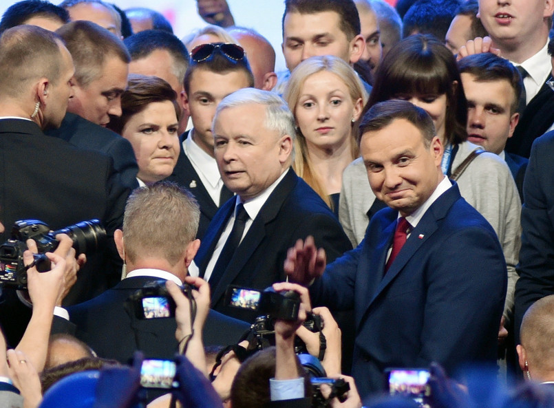 Kaczyński zabronił teraz swoim politykom atakowania Dudy. I nie chodzi tu o osobiste pretensje do prezydenta, ale o strategiczną decyzję – prezes chce, aby spór o sposób wyłaniania KRS uczynić przedmiotem fundamentalnego testu na lojalność głowy państwa.