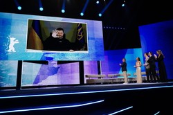 Pokaz "She Came To Me" zainaugurował 73. Berlinale. Było przemówienie Zełeńskiego