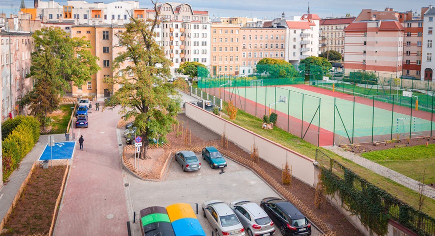 Nawet długa, wąska przestrzeń, przedzielona oficyną, może stać się bardziej funkcjonalnym i przyjaznym miejscem do codziennego życia. 