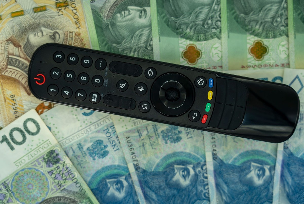 Pilot leżący na pieniądzach