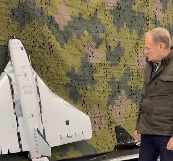 Donald Tusk na zdjęciu z wrakami dronów-wabików, które spadły na Polskę.