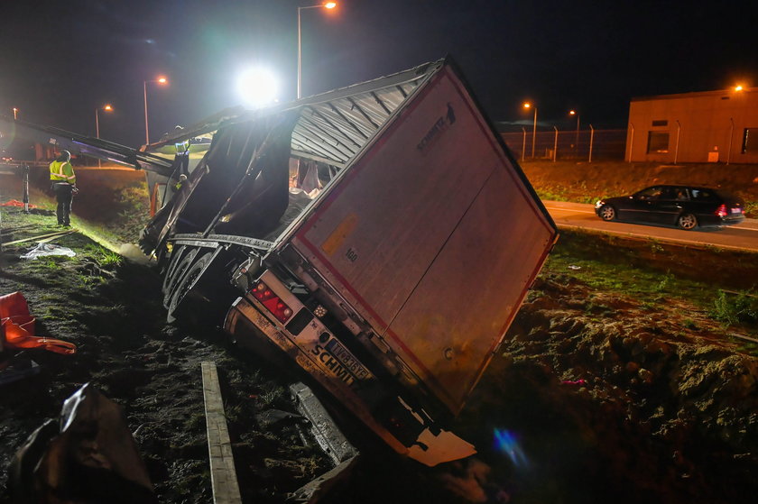 Wypadek ciężarówki na obwodnicy Lublina. Kierowca TIRa trafił do szpitala