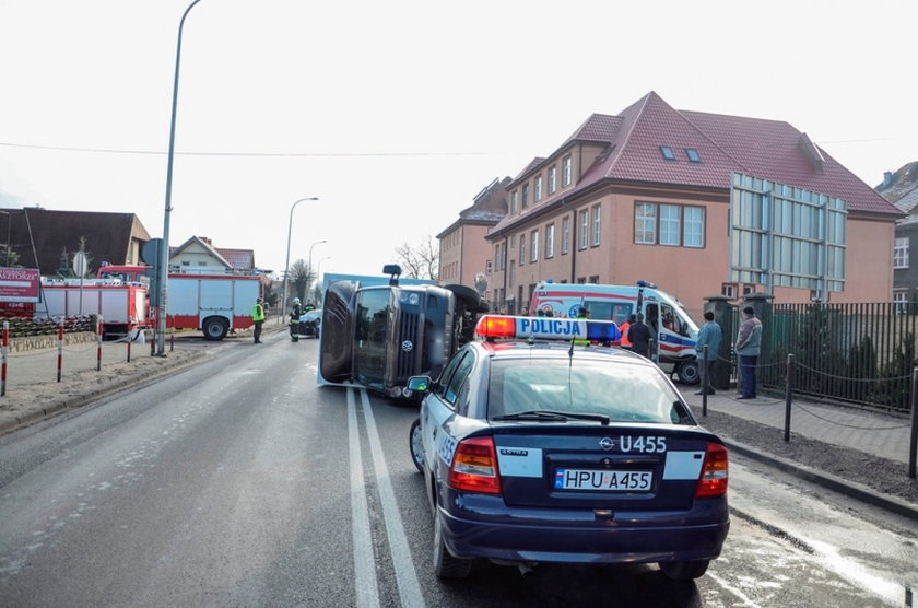 Nastolatek wymusił pierwszeństwo. Auto dostawcze wylądowało na boku