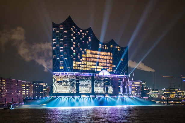 W filharmonii oprócz trzech sal koncertowych znajdują się hotel, 45 prywatnych apartamentów oraz Plaza, czyli otwarty dla zwiedzających taras widokowy, skąd można podziwiać panoramę portowego miasta. Taras znajduje się na wysokości 37 metrów. Na zdj. Otwarcie Filharmonii w Hamburgu. 11.01.2017. Fot. Ralph Larmann