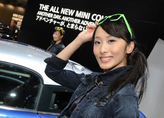 Salon samochodowy w Tokio - dziewczyny