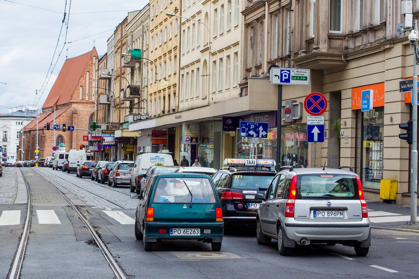 Drogowcy walczą o poprawę sytuacji na poznańskich ulicach. Sami nie wiedzą, który sposób będzie najlepszy