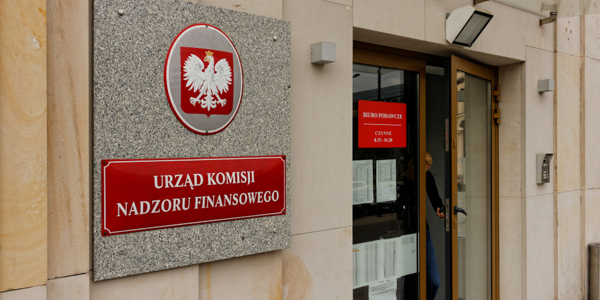 Trwający 13 lat proces z powództwa Komisji Nadzoru Finansowego przeciw zarządowi Warszawskiej Grupy Inwestycyjnej kończy się blamażem - pisze "Rzeczpospolita".
