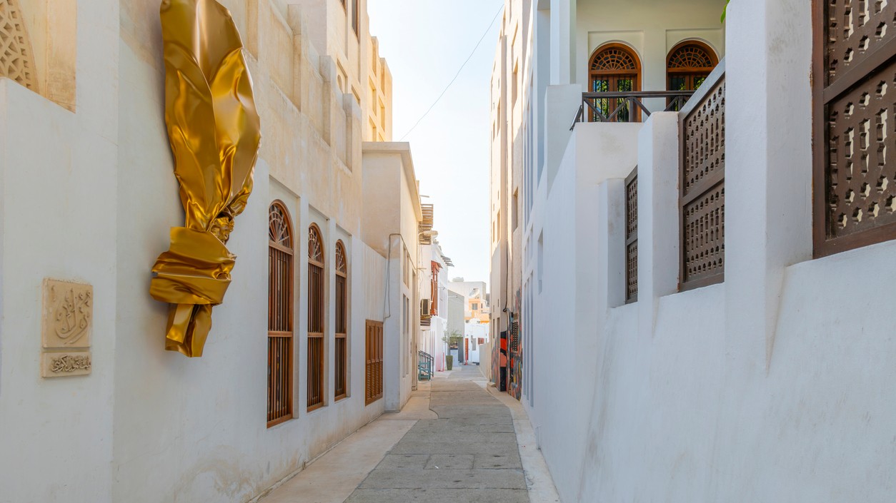 Úzka biela ulička na Ceste perál.