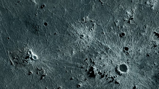 Záhadný otvor Marius Hills Pit na povrchu Mesiaca zachytený sondou Lunar Reconnaissance Orbiter. Na pravej strane je zväčšený detail otvoru, ktorý môže predstavovať vstup do rozsiahleho podzemného lávového tunela. NASA chce v rámci projektu GIMLI preskúmať jeho okolie a zistiť, či sa pod povrchom skutočne nachádza veľká dutina. (Ilustračný obrázok)