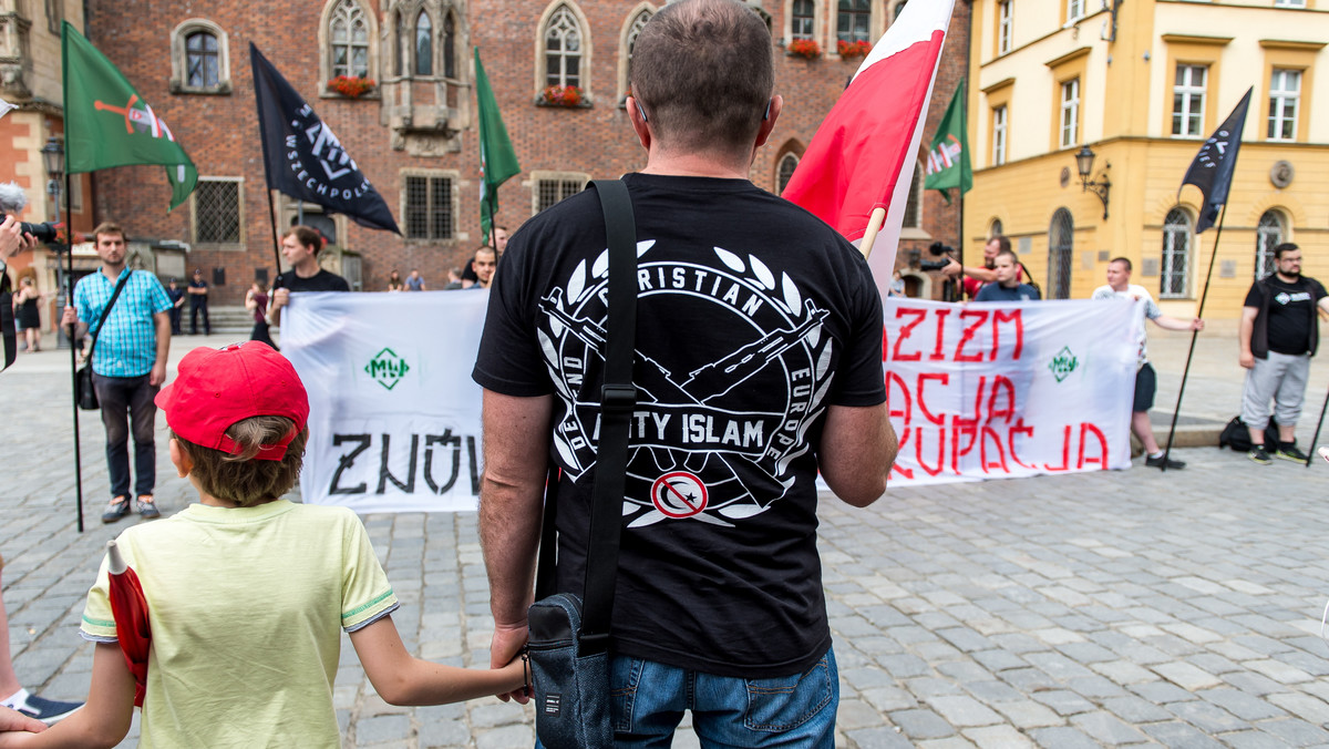 Przeciwko "islamizacji Europy" manifestowali dziś na wrocławskim Rynku przedstawiciele Młodzieży Wszechpolskiej. Tuż obok kontrmanifestację pod hasłem "STOP nienawiści! TAK dla pomocy i integracji" zorganizowały środowiska lewicowe.