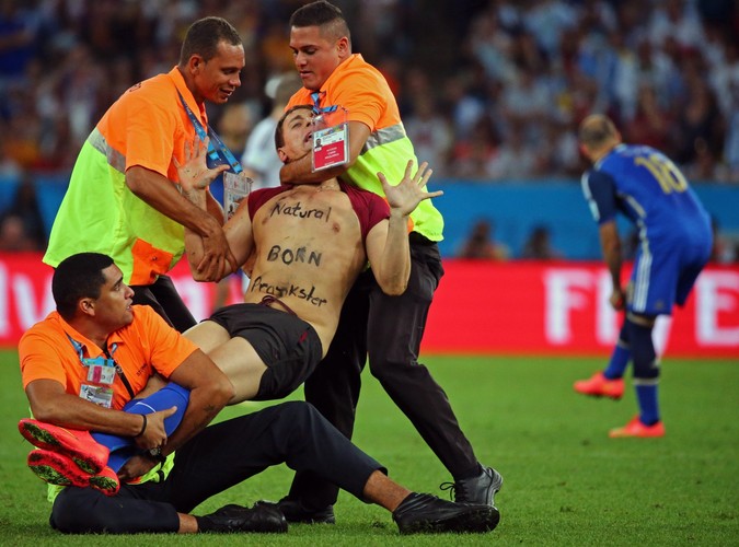 Półnagi kibic wtargnął na murawę w czasie finału mundialu Argentyna - Niemcy