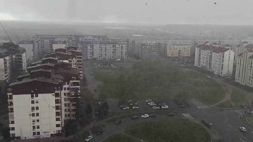 Krupa podseća na sneg i pada zajedno sa snegom ili kišom