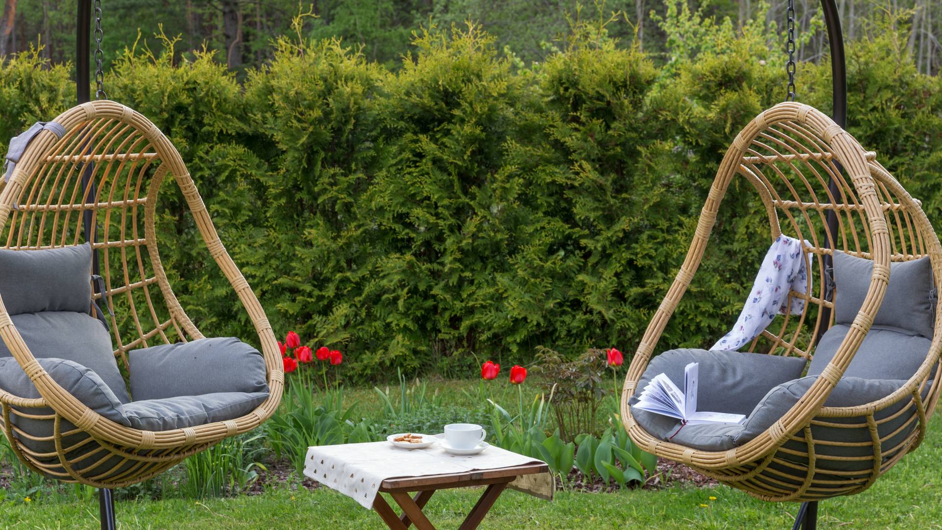 Relaks w ogrodzie — lepsza huśtawka czy fotel wiszący?