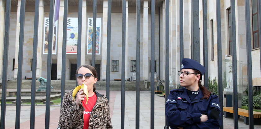 Osobliwe sceny w Warszawie. Naprawdę zrobili to pod muzeum