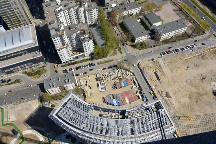 Widok na budynek B z wieży Warsaw Spire