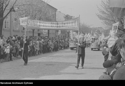 QUIZ: Majówka w PRL. Pamiętasz pochody 1 maja i pikniki? Sprawdź, ile punktów zdobędziesz