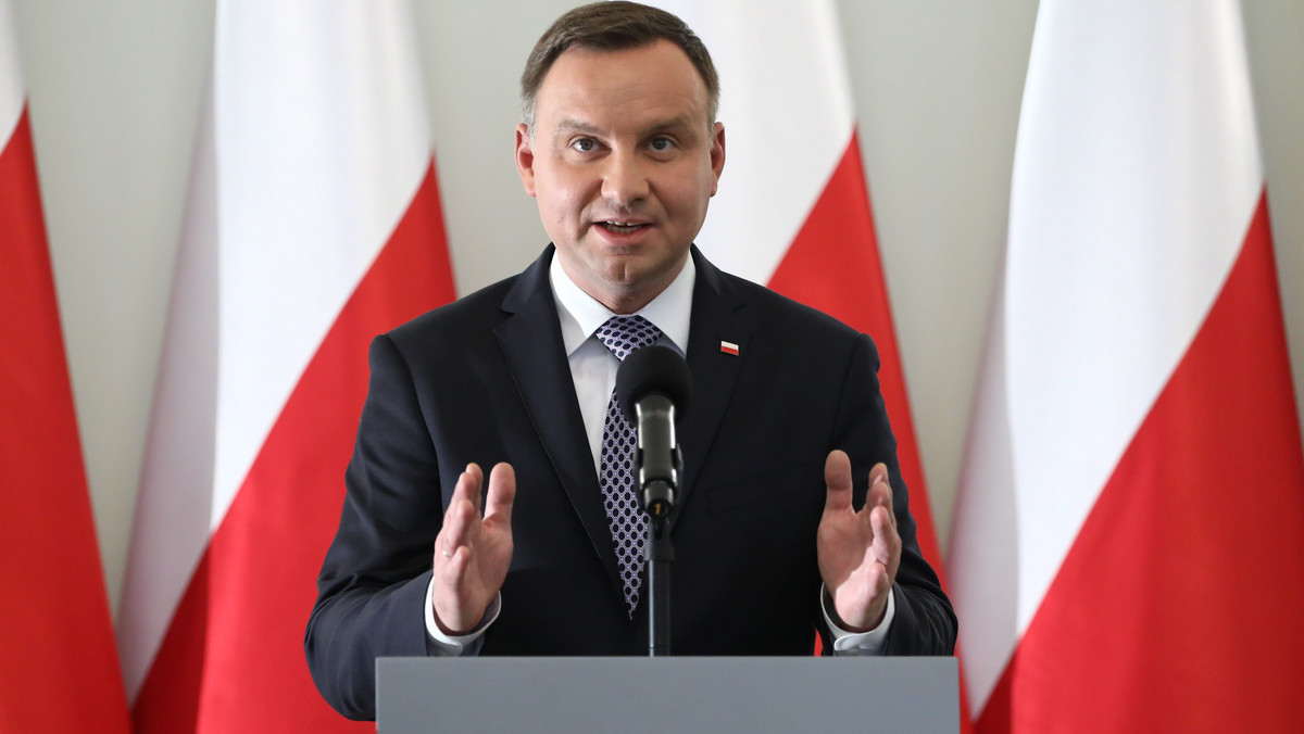 Prezydent Andrzej Duda powiedział, że ma pretensje do organizatorów Marszu Niepodległości, że nie zwinęli transparentów z hasłami faszystowskimi, czy rasistowskimi. Przyznał jednak, że w 60-tysięcznym tłumie mogło być to trudne.